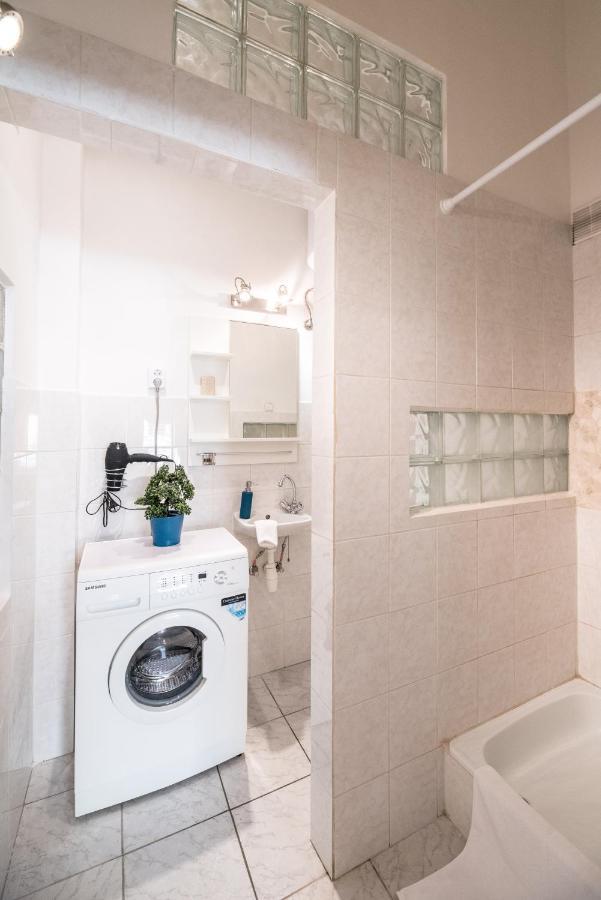 Central Quiet Studio B&B, Airport Connection Budapest Esterno foto